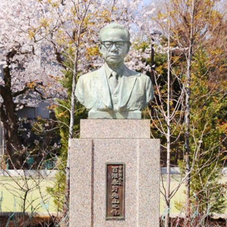 創立者：百瀬泰男先生 胸像